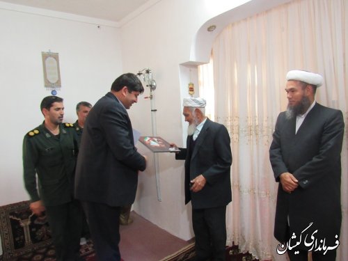 فرماندار گمیشان با خانواده شهید عبدالعزیز مامی زاده دیدار کرد