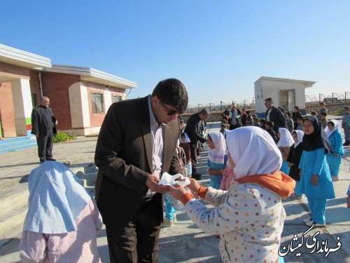 توزیع بسته های سلامت در دبستان روستای صفا ایشان