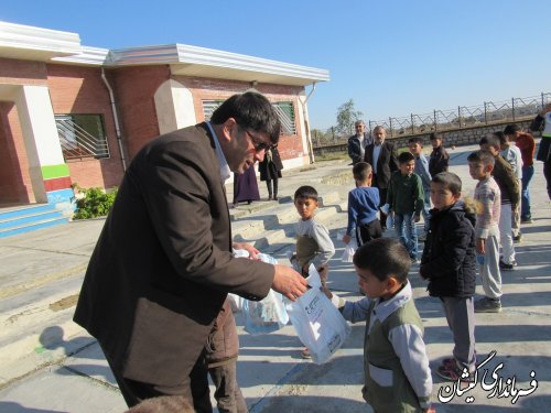 توزیع بسته های سلامت در دبستان روستای صفا ایشان