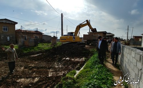 بازدید فرماندار گمیشان از اجرای طرح هادی روستای توماجلر آلتین