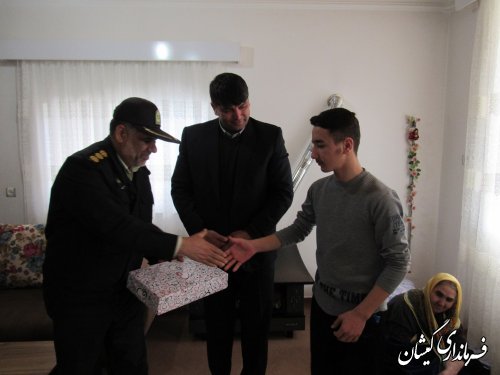 خانواده های شهدا اسوه های استقامت در کشور هستند