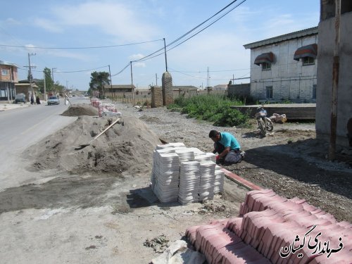 اجرای پازل فرش معابر روستای بصیرآباد یکی از طرح های شهید شوشتری است