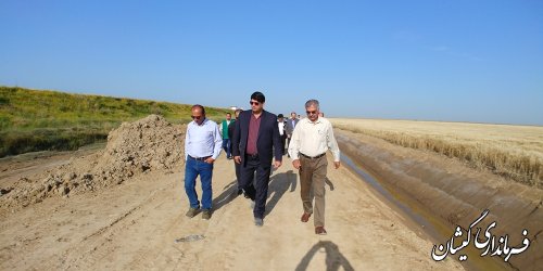 بازدید فرماندار گمیشان از پروژه اجرای زهکشی و انتقال آب با لوله زمین های کشاورزی