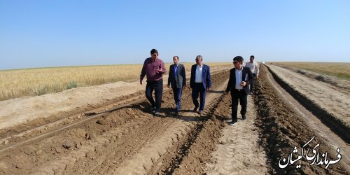 بازدید فرماندار گمیشان از پروژه احداث جاده بین مزارع محدوده روستای توماجلر آلتین