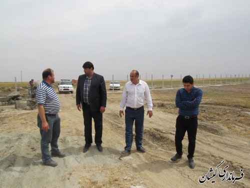 بازدید فرماندار گمیشان از عملیات احداث پروژه اقتصادی پرورش شترمرغ