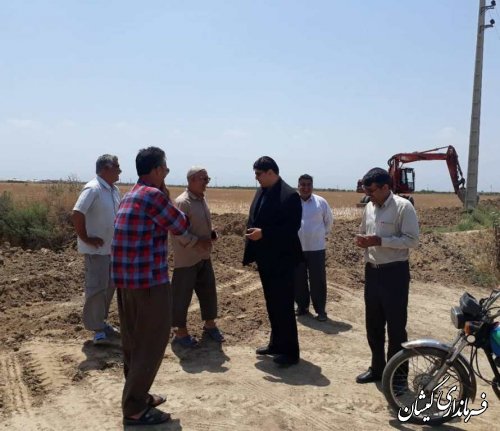 بازدید فرماندار گمیشان از اجرای خط کابل مخابراتی روستای مرادبردی