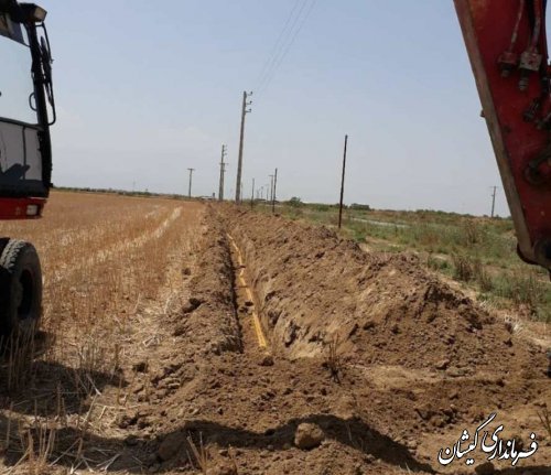 بازدید فرماندار گمیشان از اجرای خط کابل مخابراتی روستای مرادبردی