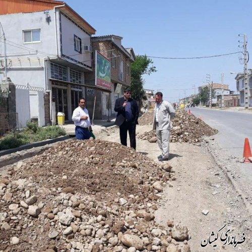 بازدید فرماندار گمیشان از زیرسازی و آسفالت خیابان جمهوری اسلامی سیمین شهر