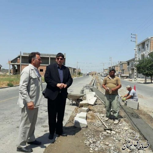 بازدید فرماندار گمیشان از زیرسازی و آسفالت خیابان جمهوری اسلامی سیمین شهر