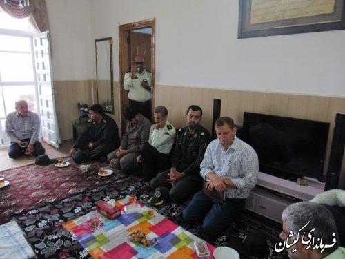 فرماندار گمیشان با خانواده شهید عبدالوهاب آهنی دیدار کرد
