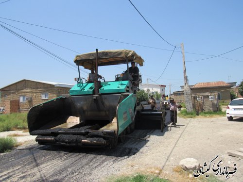 بازدید فرماندار گمیشان از اجرای آسفالت معابر روستای دهنه
