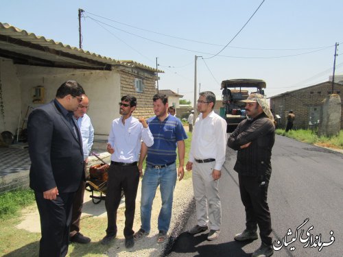 بازدید فرماندار گمیشان از اجرای آسفالت معابر روستای دهنه