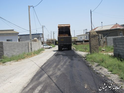 بازدید فرماندار گمیشان از اجرای آسفالت معابر روستای دهنه