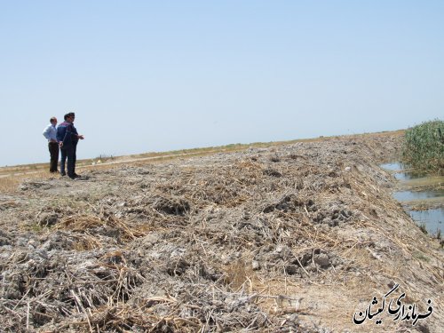 بازدید فرماندار گمیشان از عملیات لایروبی کانال داخل شهر گمیش تپه