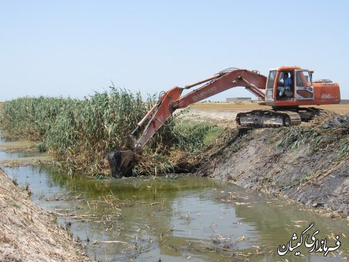 بازدید فرماندار گمیشان از عملیات لایروبی کانال داخل شهر گمیش تپه