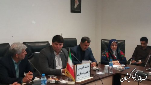 ایجاد اشتغال در سطح روستاها باید برنامه مهم دهیاران باشد