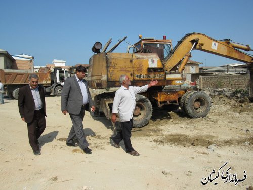 بازدید فرماندار گمیشان از عملیات خاک برداری مدرسه امام محمد باقر (ع)