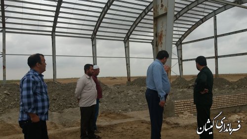 بازدید فرماندار گمیشان از عملیات تکمیل سالن ورزشی روستای قلعه جیق بزرگ