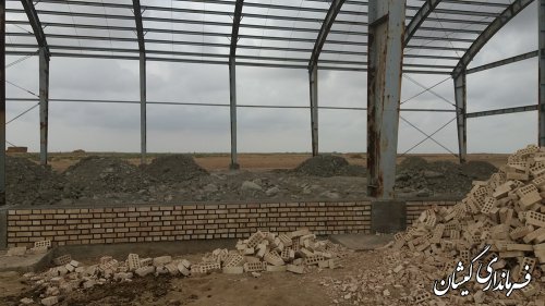 بازدید فرماندار گمیشان از عملیات تکمیل سالن ورزشی روستای قلعه جیق بزرگ