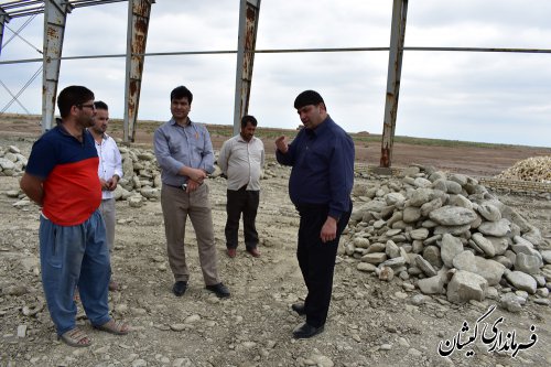 بازدید فرماندار گمیشان از روند اجرایی پروژه سالن ورزشی روستای قلعه جیق بزرگ