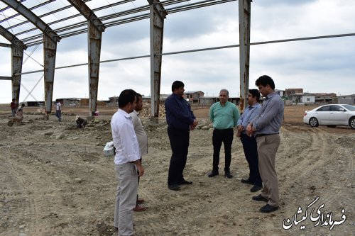 بازدید فرماندار گمیشان از روند اجرایی پروژه سالن ورزشی روستای قلعه جیق بزرگ
