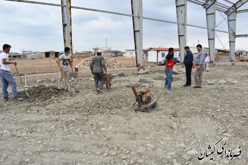 بازدید فرماندار گمیشان از روند اجرایی پروژه سالن ورزشی روستای قلعه جیق بزرگ