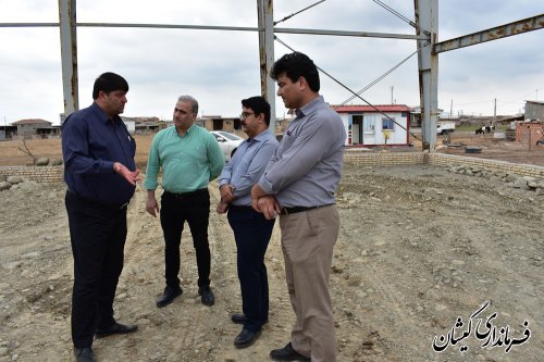 بازدید فرماندار گمیشان از روند اجرایی پروژه سالن ورزشی روستای قلعه جیق بزرگ