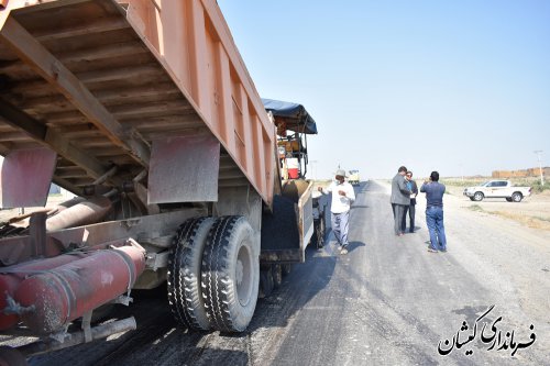 اجرای بهسازی و روکش آسفالت محور گمیشان-آق قلا به طول 8کیلومتر آغاز شد