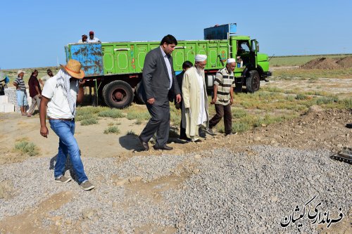 فرماندارو امام جمعه گمیشان از پروژه های عمرانی و اقتصادی در حال اجرا بازدید کردند