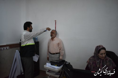 انجام معاینات پزشکی و کنترل فشار خون کارکنان دولت در شهرستان گمیشان