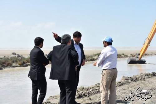 بازدید معاون استاندار از عملیات لایروبی کانال آبرسان سایت میگوی گمیشان