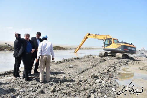 بازدید معاون استاندار از عملیات لایروبی کانال آبرسان سایت میگوی گمیشان