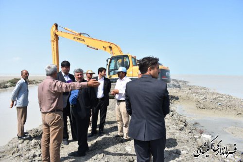 بازدید معاون استاندار از عملیات لایروبی کانال آبرسان سایت میگوی گمیشان