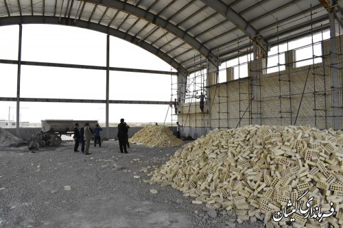 بازدید فرماندار گمیشان از روند پیشرفت سالن ورزشی روستای قلعه جیق بزرگ