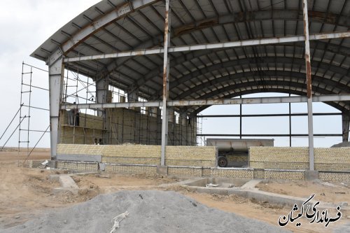 بازدید فرماندار گمیشان از روند پیشرفت سالن ورزشی روستای قلعه جیق بزرگ