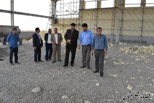 بازدید فرماندار گمیشان از روند پیشرفت سالن ورزشی روستای قلعه جیق بزرگ