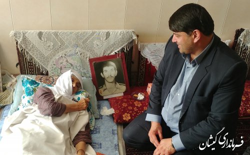 عیادت فرماندار گمیشان از مادر شهید عبدالله پرموز