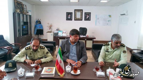 نشست مشترک فرماندار با فرمانده انتظامی، راهنمایی و رانندگی و پرسنل ناجا