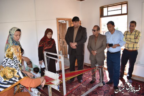 بازدید فرماندارگمیشان از کلاس آموزش پارچه بافی سنتی ترکمن