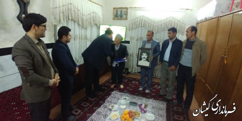 دیدار فرماندار گمیشان با خانواده سه شهید روستای قرمسه