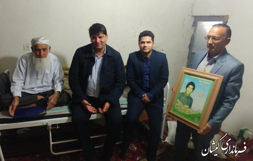 دیدار فرماندار گمیشان با خانواده سه شهید روستای قرمسه