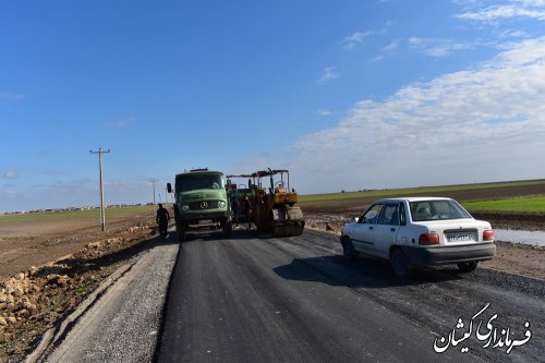 فرماندار گمیشان از اجرای آسفالت سیمین شهر به سقرتپه بازدید کرد