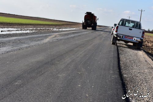 فرماندار گمیشان از اجرای آسفالت سیمین شهر به سقرتپه بازدید کرد