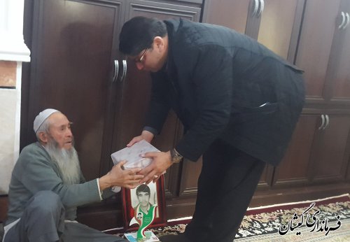 دیدار فرماندارگمیشان با خانواده شهید احمدقدردان توماج