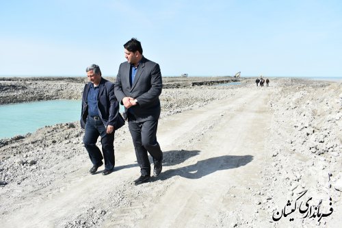بازدید معاون هماهنگی امورعمرانی استاندار از کانال sc2 سایت میگوی گمیشان