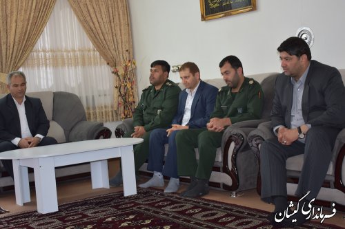 دیدار فرماندار گمیشان با خانواده شهید خدمت تاجقلی جهانی