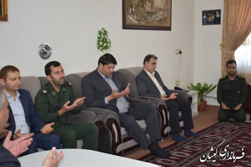 دیدار فرماندار گمیشان با خانواده شهید خدمت تاجقلی جهانی