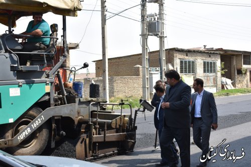 بازدید فرماندار گمیشان از اجرای آسفالت معابر شهر گمیش تپه