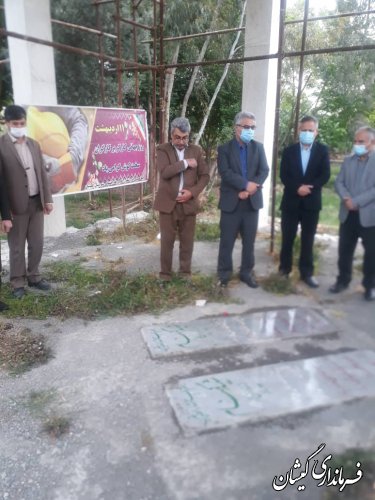 بمناسبت هفته کاروکارگر مراسم غبارروبی گلزار شهدای گمنام گمیش تپه با حضور فرماندار برگزار  شد.