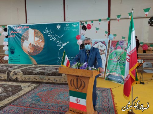 حضورسرپرست فرمانداری گمیشان در همایش تجلیل از معلمین و بازنشستگان شهرستان به مناسبت بزرگداشت سالروز شهید مرتضی مطهری و هفته معلم